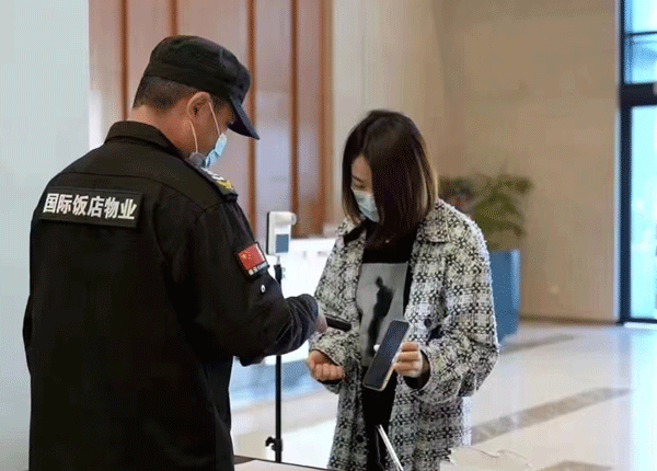 通过手持访客机进行物品放行
